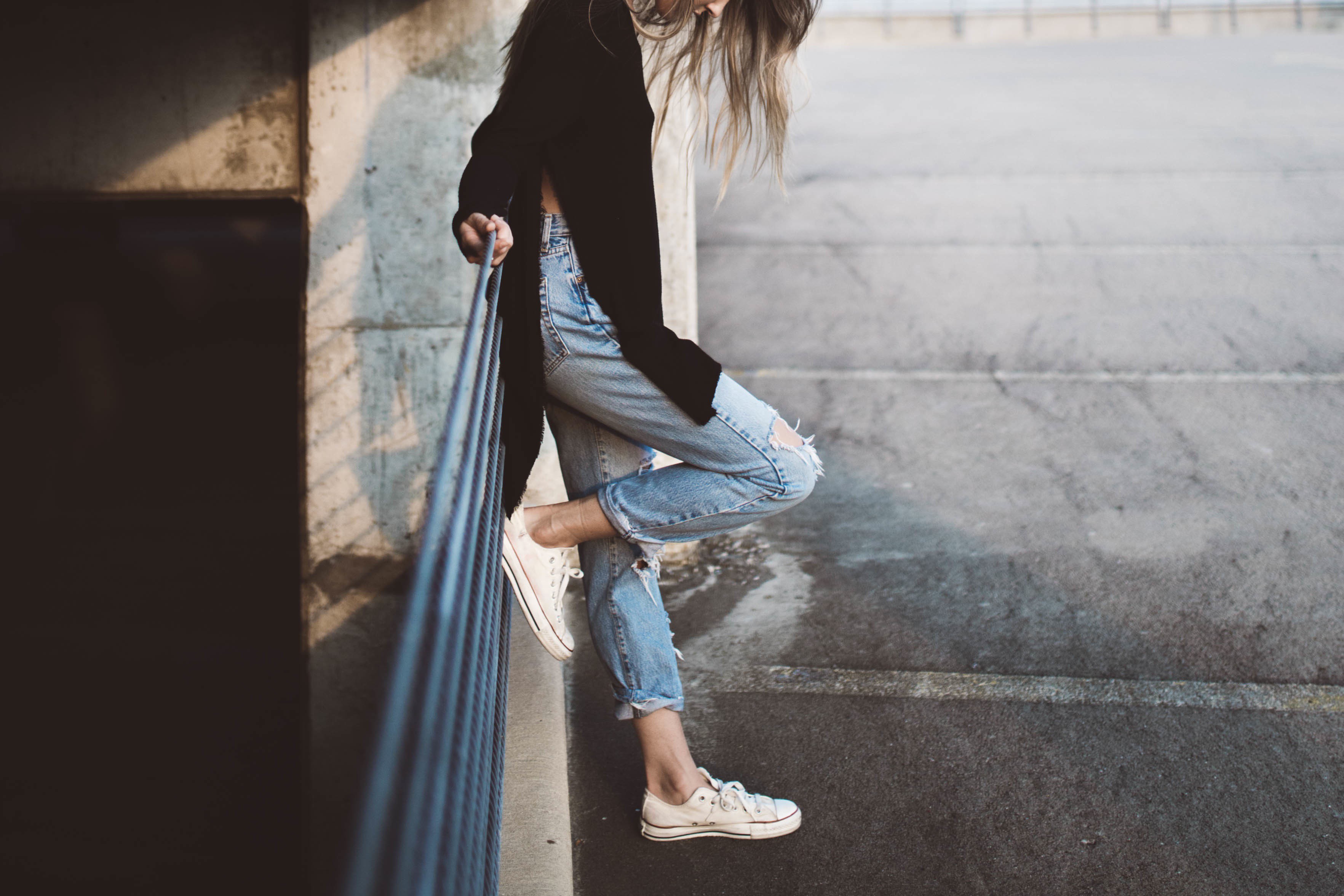 Frau auf Brücke - Normcore