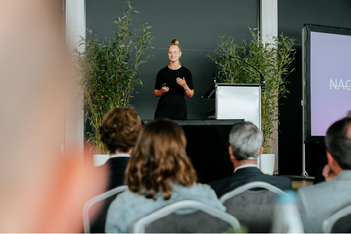 Keynote Speakerin zu Innovation auf der Bühne